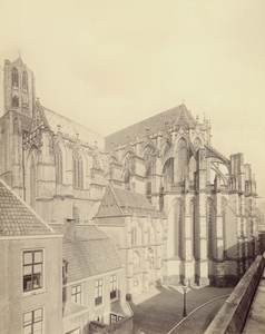 122925 Gezicht op het koor en zuidertransept van de Domkerk te Utrecht, vanaf de zolderverdieping van een huis in ...
